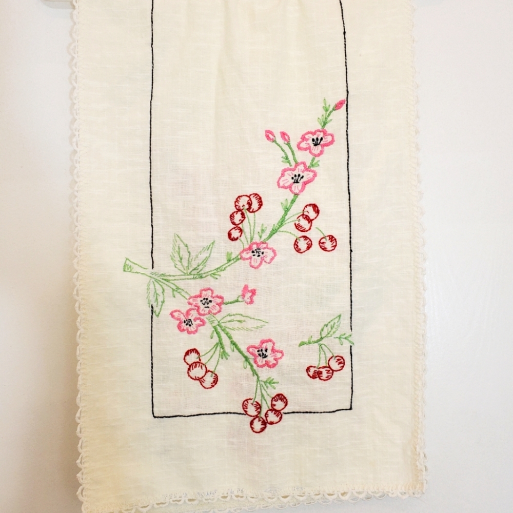 🌸🍒 Cherry blossom embroidered table runner